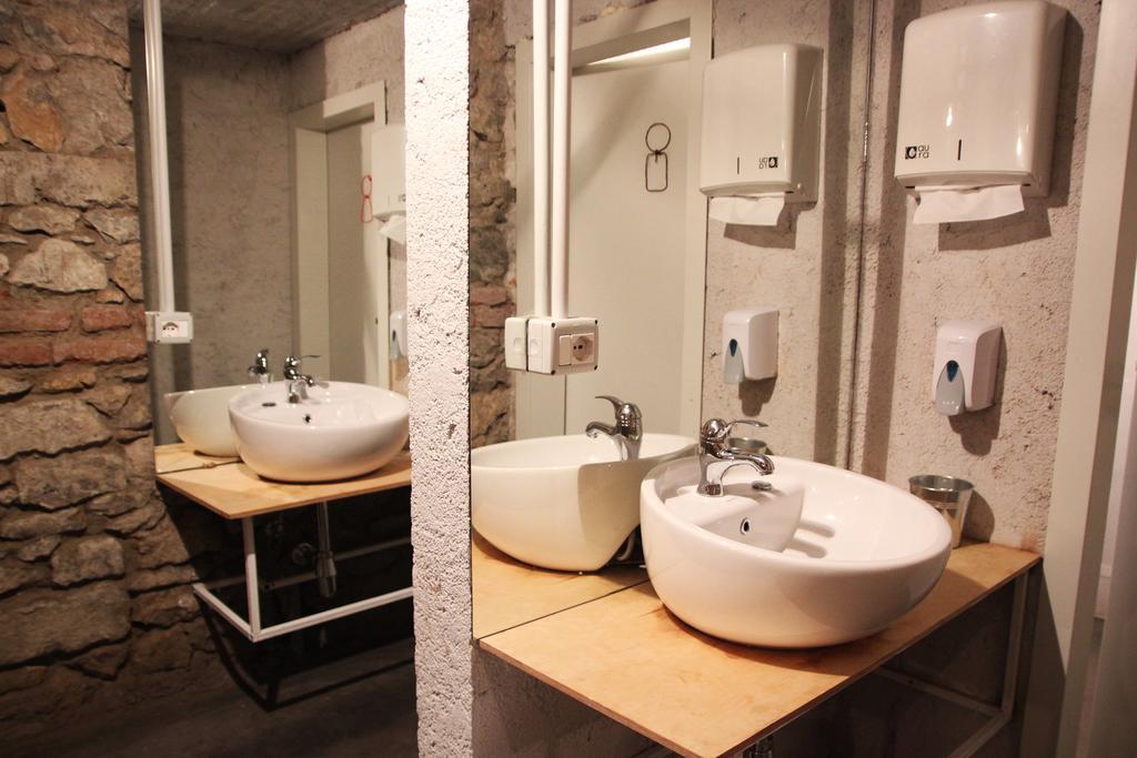 Destil Hostel Тирана Экстерьер фото