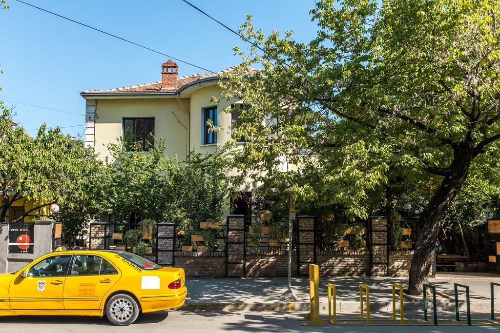 Destil Hostel Тирана Экстерьер фото