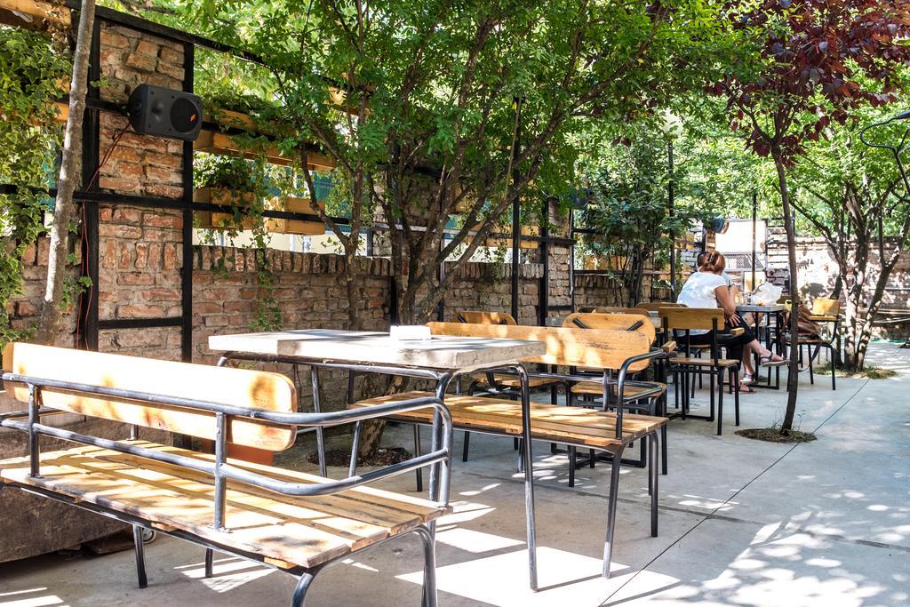 Destil Hostel Тирана Экстерьер фото