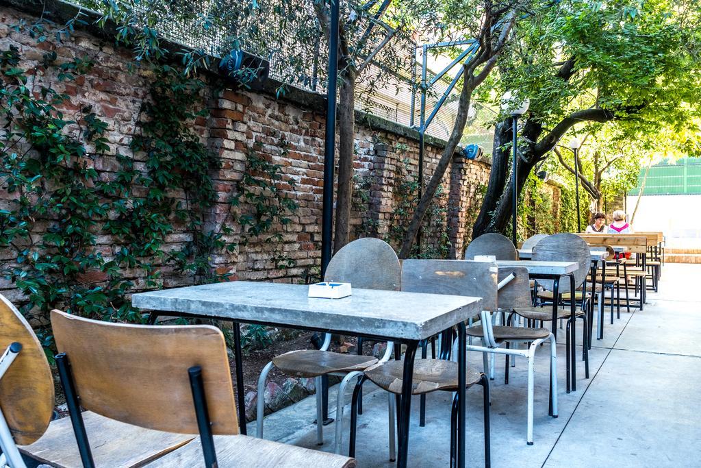 Destil Hostel Тирана Экстерьер фото
