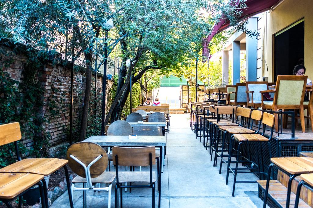 Destil Hostel Тирана Экстерьер фото