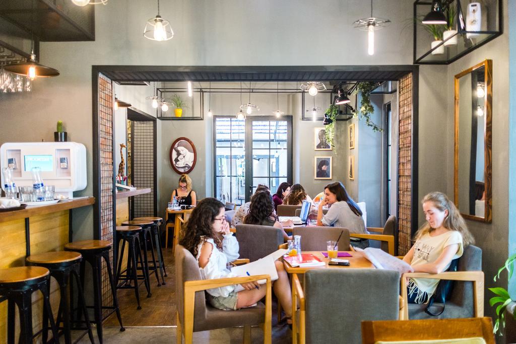 Destil Hostel Тирана Экстерьер фото