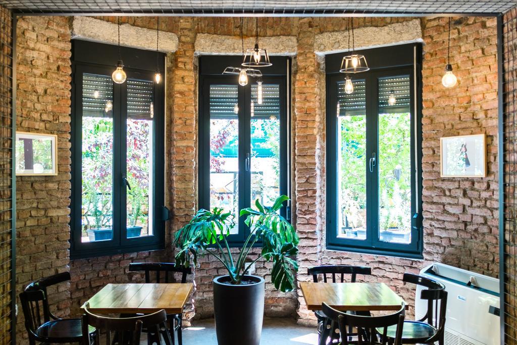 Destil Hostel Тирана Экстерьер фото