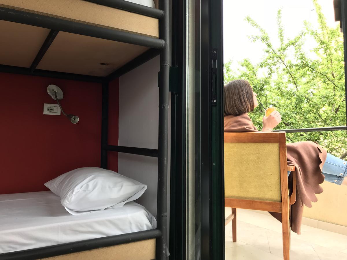 Destil Hostel Тирана Экстерьер фото